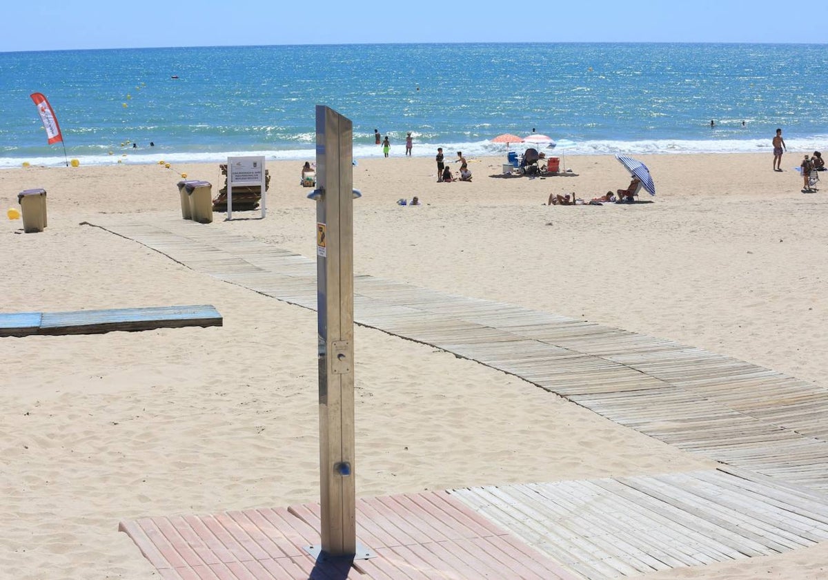 Chiclana habilitará las duchas de la playa en los próximos días