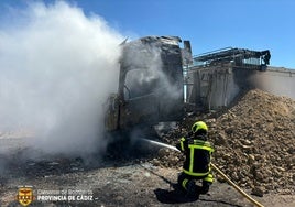 Incendio de rastrojo, matorral y pasto con viviendas cercanas en Bornos