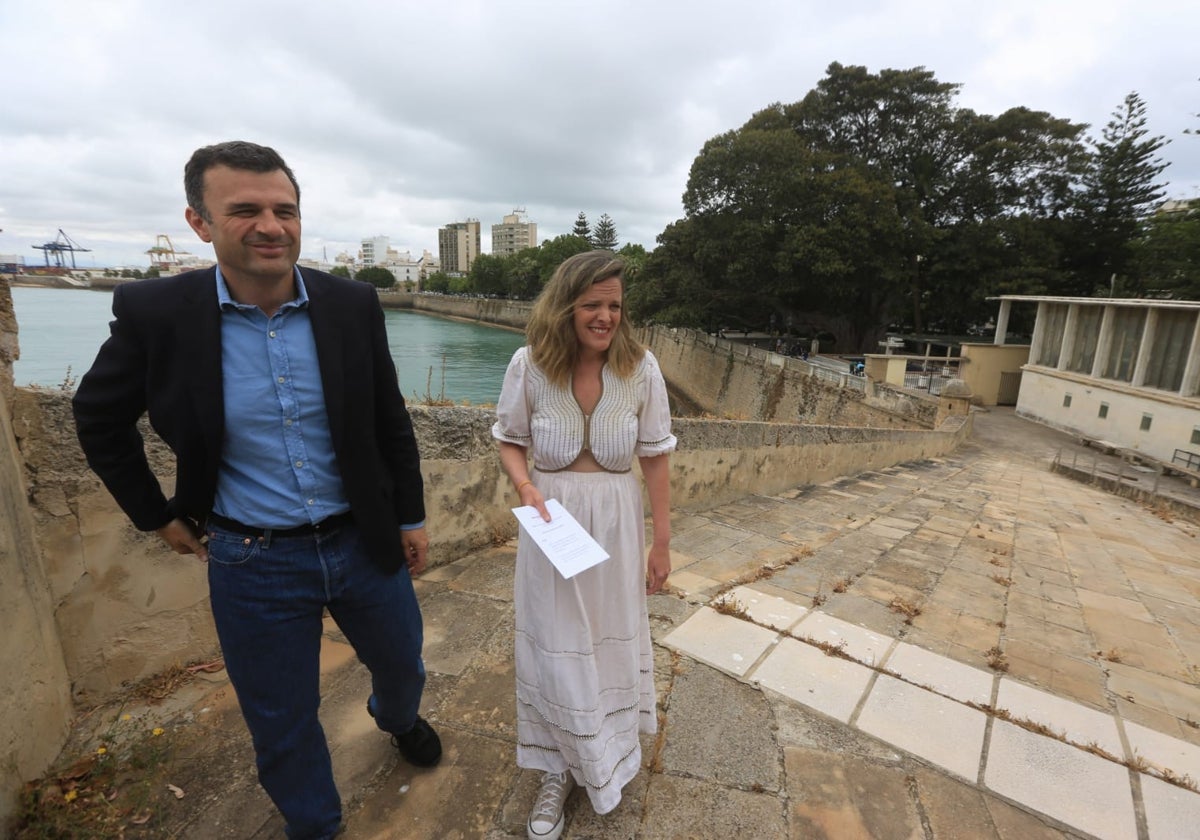 El alcalde y la concejala de Cultura visitan el paseo superior del Baluarte de la Candelaria.