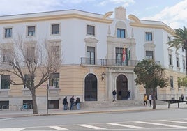 Absuelven a dos toxicómanos interceptados con 37 papelinas para su consumo en la entrada de Cádiz