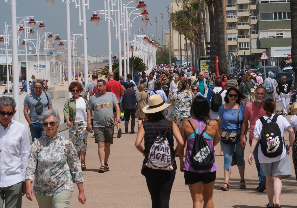 Genta caminando por el Paseo Marítimo de Cádiz