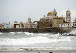 Cádiz retoma su batalla contra el tsunami, una amenaza real