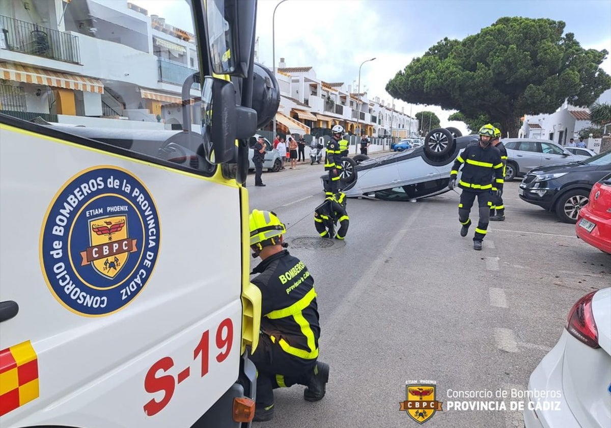 Accidente de tráfico en la avenida de los Pescadores en Chiclana