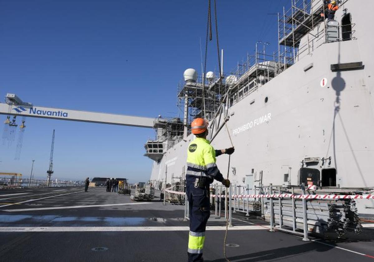 Imagen del 'Juan Carlos I' en el puerto de Cádiz