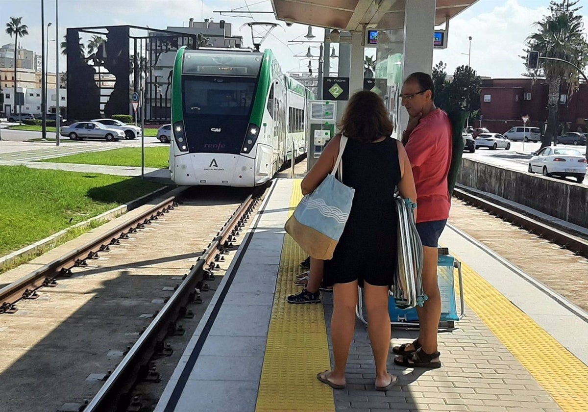 El Trambahía refuerza este verano su servicio con ocho trenes adicionales los fines de semana y festivos.