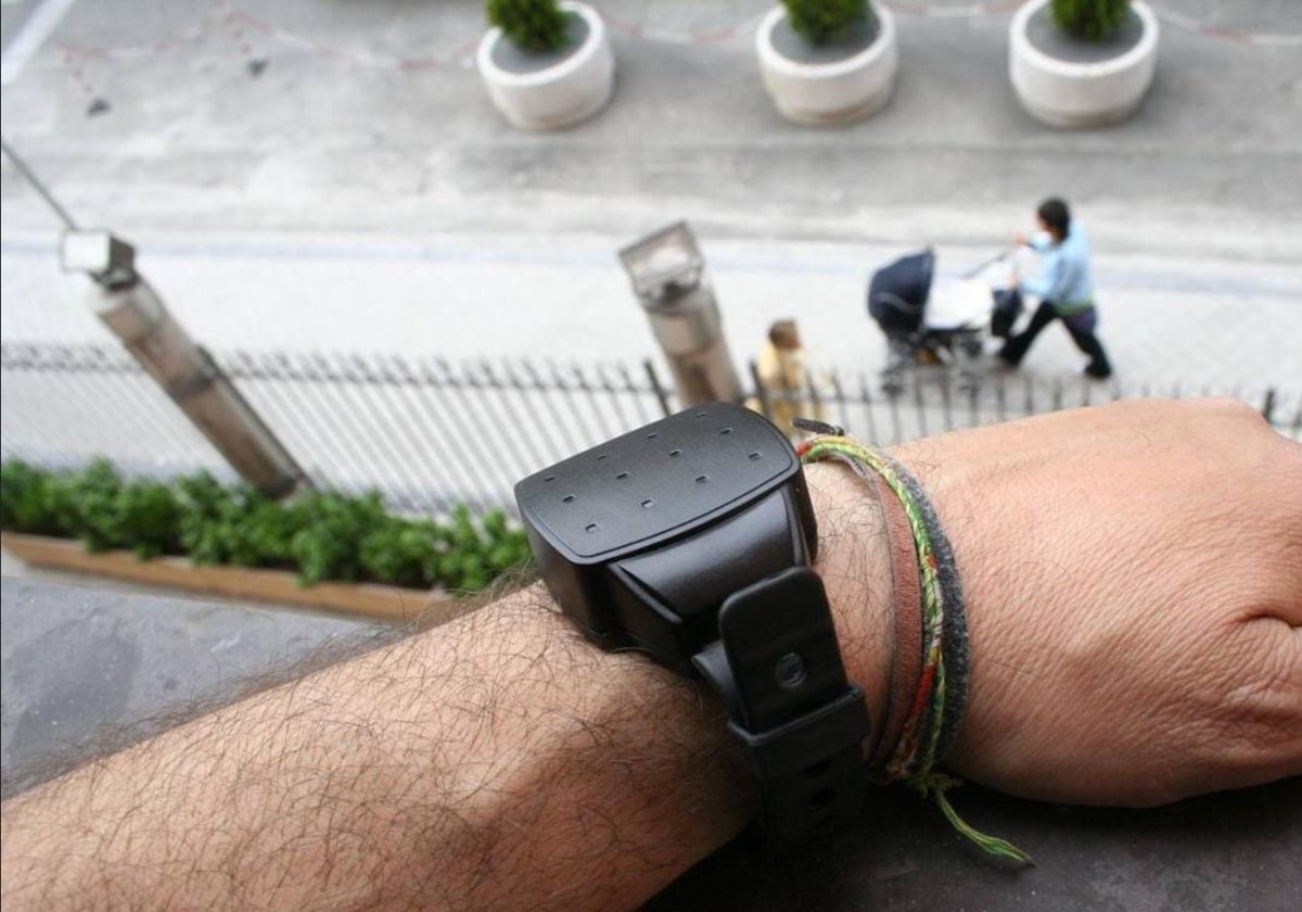 Crece el número de pulseras telemáticas como medida cautelar impuesta a los maltratadores.