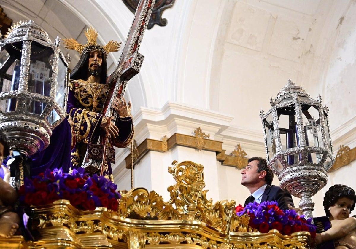 Bruno García entrega el bastón de mando al Nazareno.