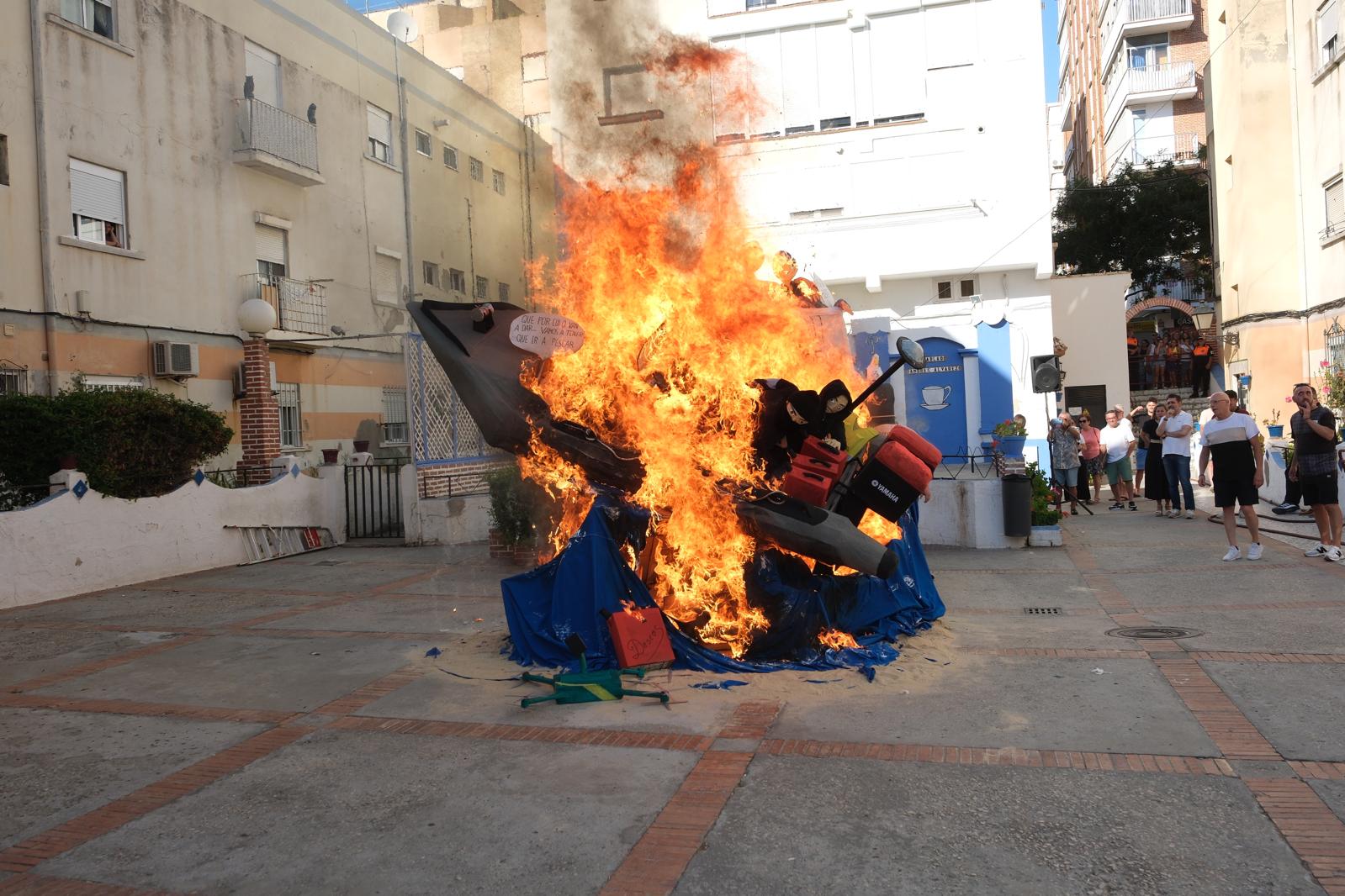 Galería: Cádiz quema lo malo con la tradición de los juanillos