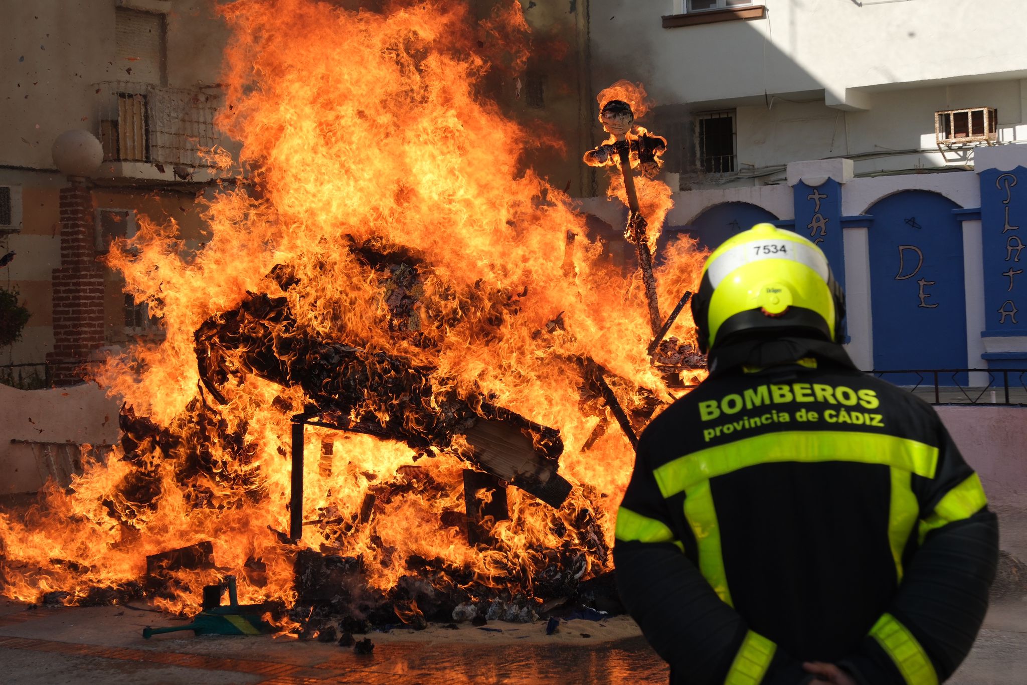 Galería: Cádiz quema lo malo con la tradición de los juanillos