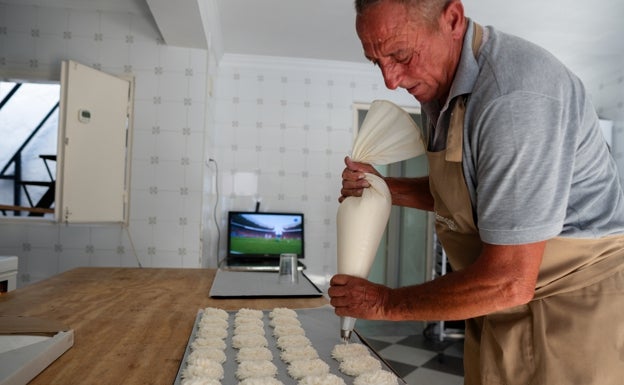 Manuel Guerrero hace las sultanas de coco