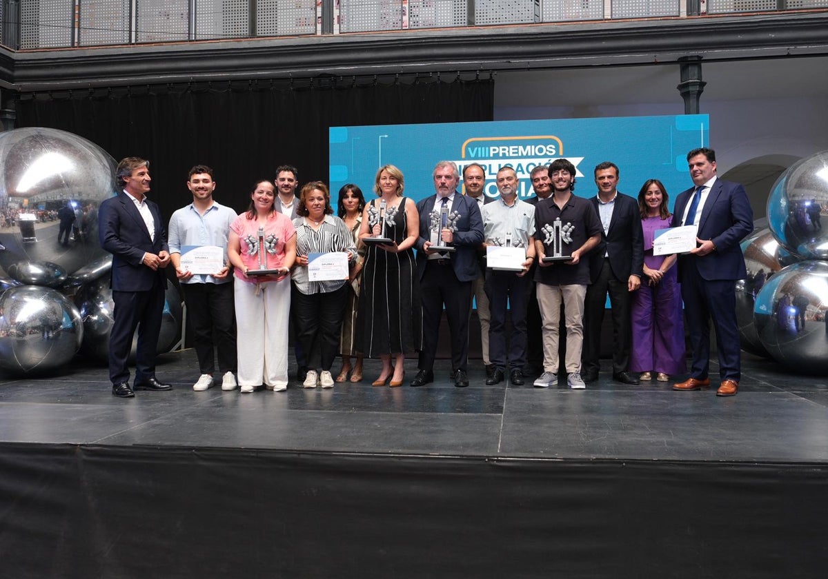 El alcalde, el rector y el presidente del Consejo Social de la UCA con los premiados en la VIII edición de los Premios a la Implicación Social.