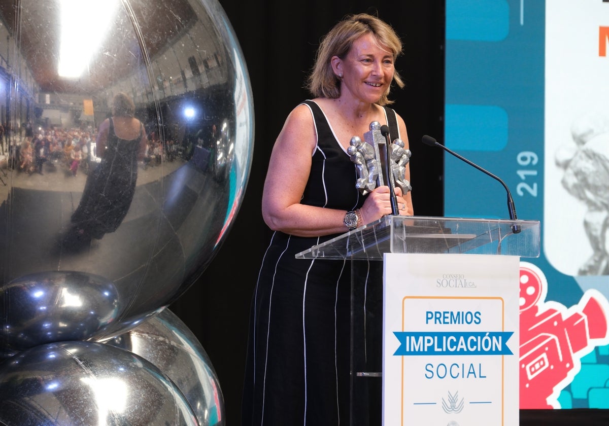 María Wandosell Alcina, recibiendo el pasado lunes el Premio a la Implicación Social otorgado por el Consejo Social de la UCA.