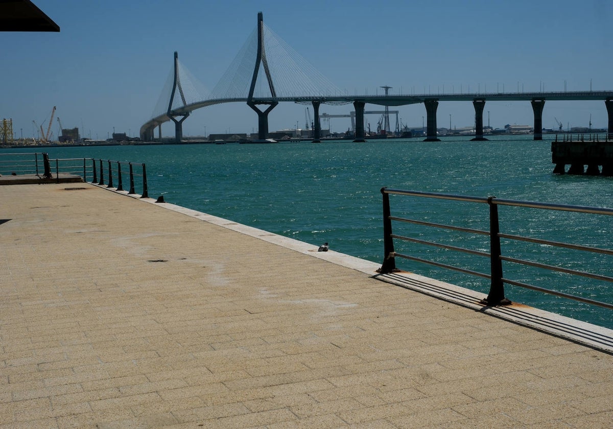 Estado actual de uno de los tramos de la barandilla del paseo marítimo del barrio de Astilleros de Cádiz.