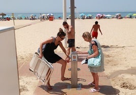 Las cuatro playas de Cádiz contarán con lavapiés este verano