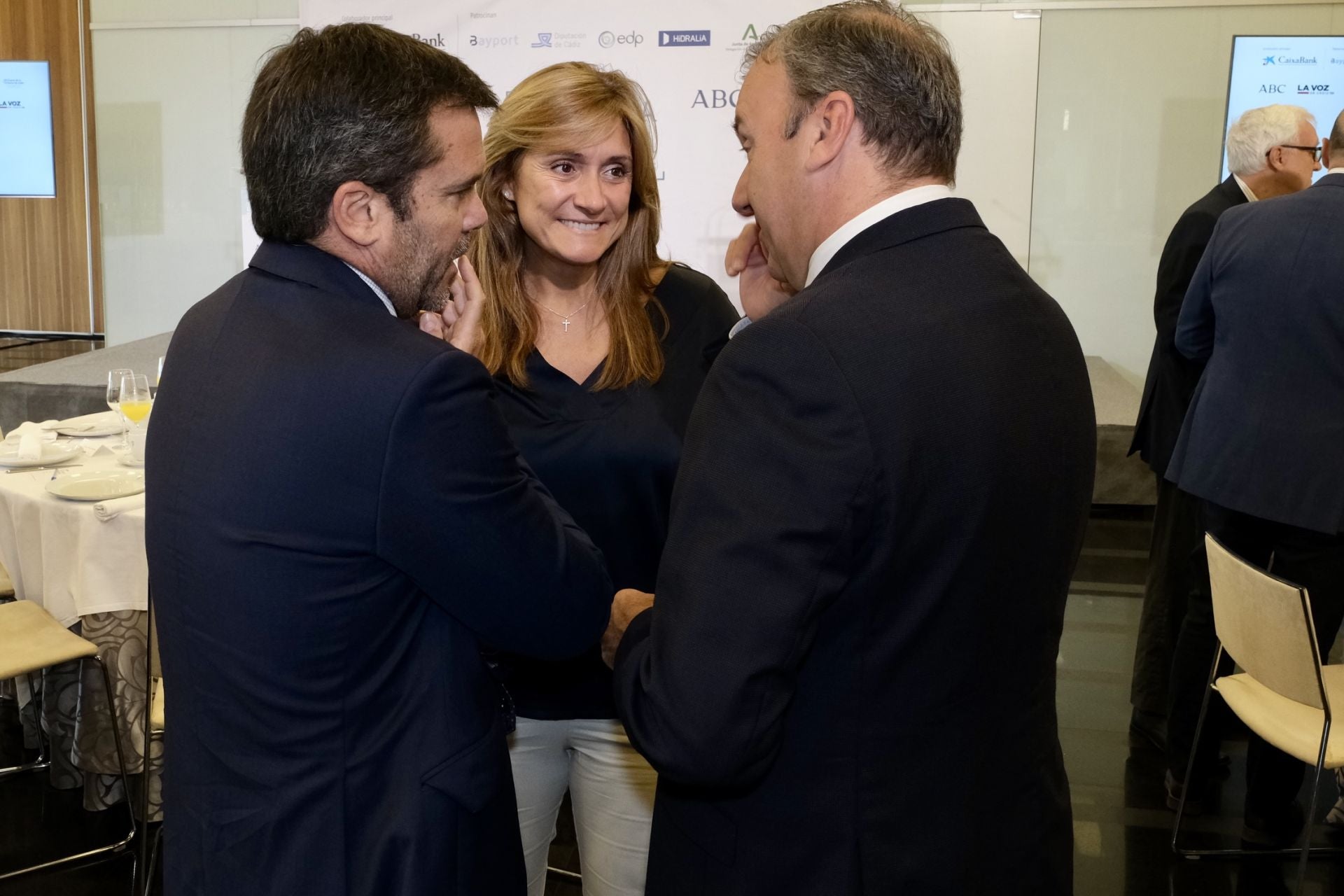 Fotos: Los asistentes a la Mirada Económica de ABC y La Voz con Alfonso Serrat