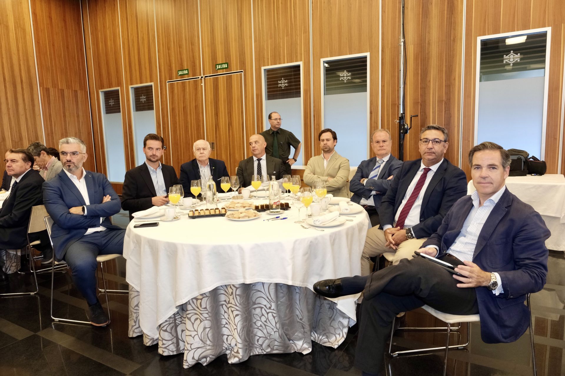 Fotos: Los asistentes a la Mirada Económica de ABC y La Voz con Alfonso Serrat