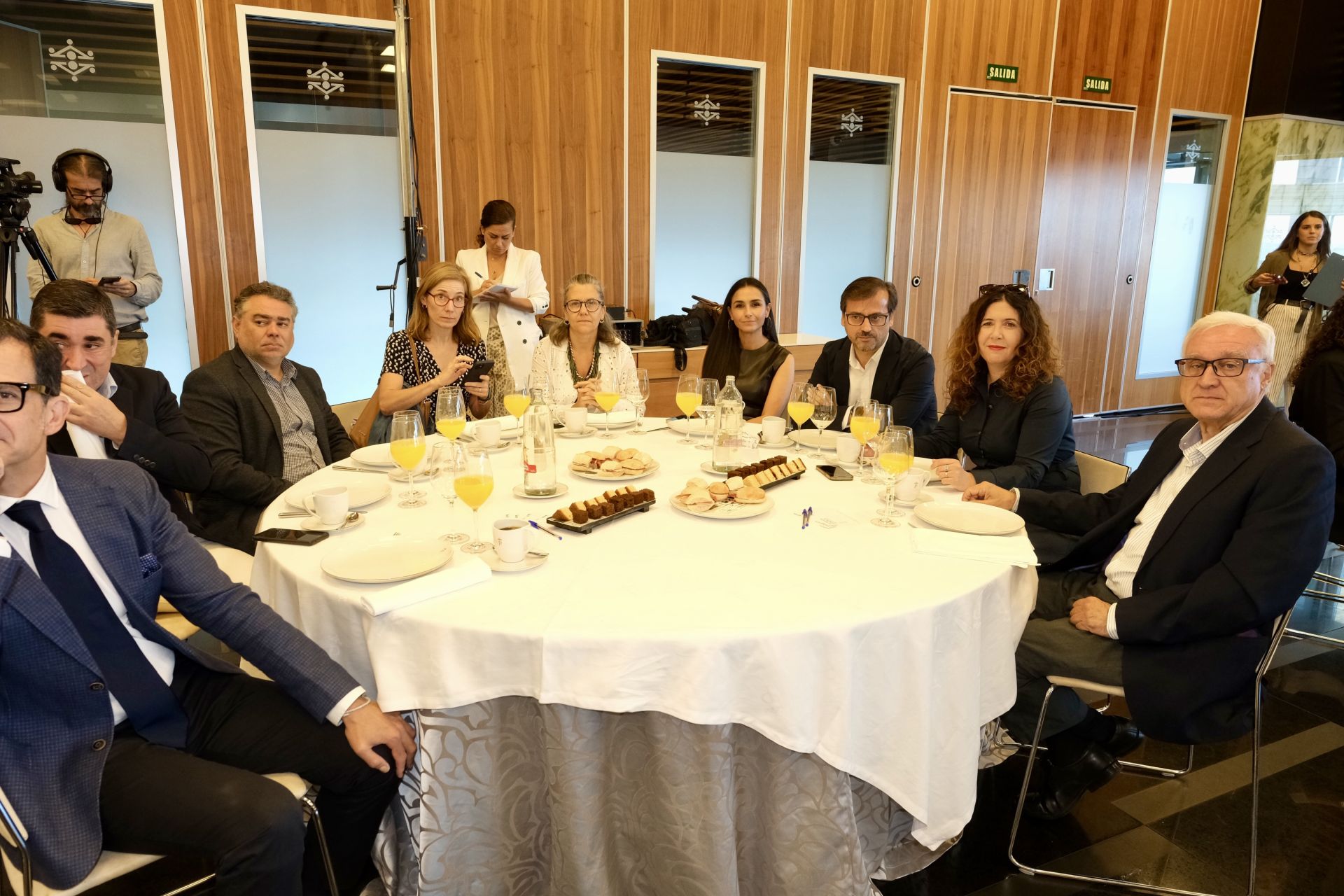 Fotos: Los asistentes a la Mirada Económica de ABC y La Voz con Alfonso Serrat