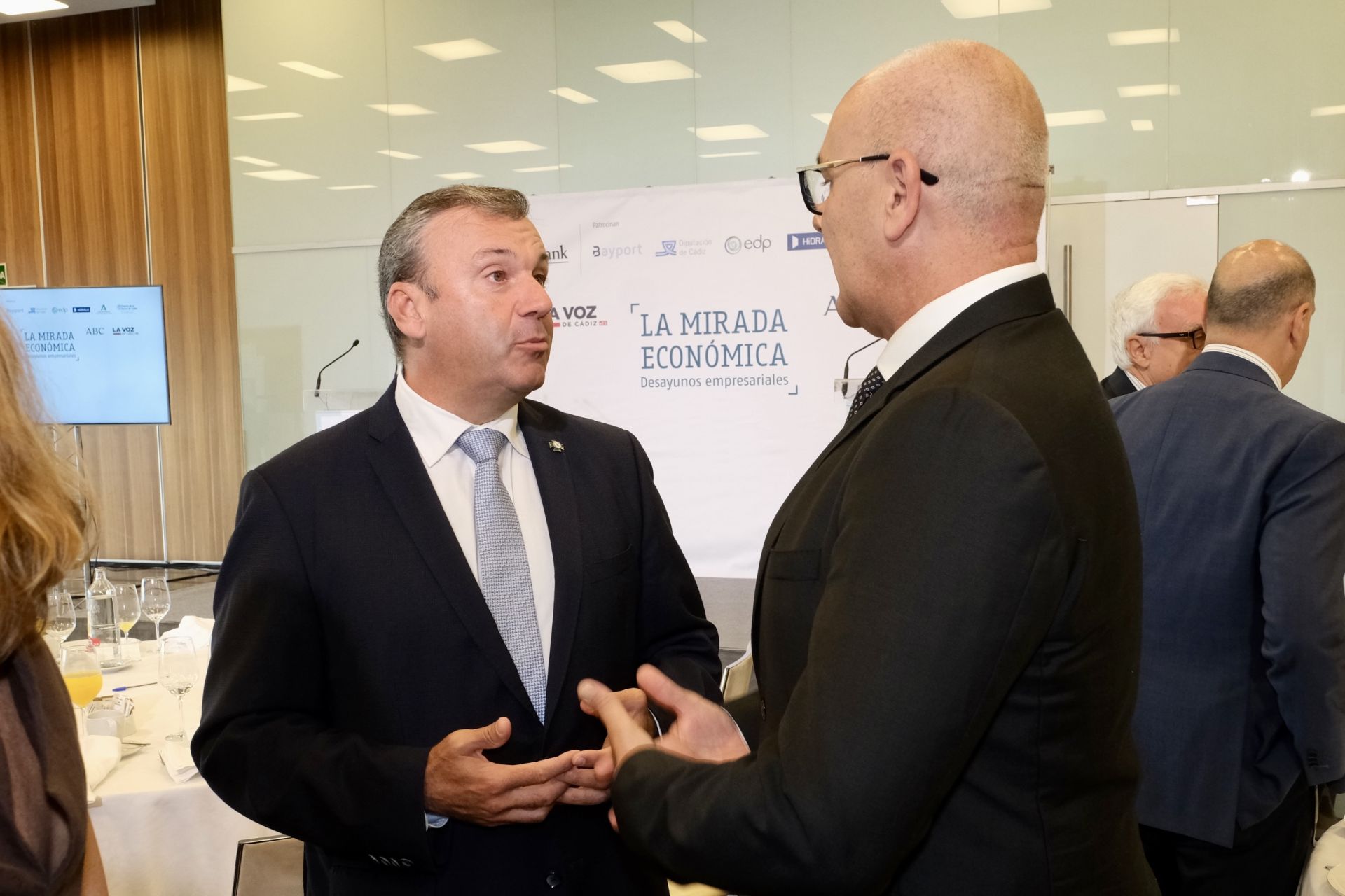 Fotos: Los asistentes a la Mirada Económica de ABC y La Voz con Alfonso Serrat