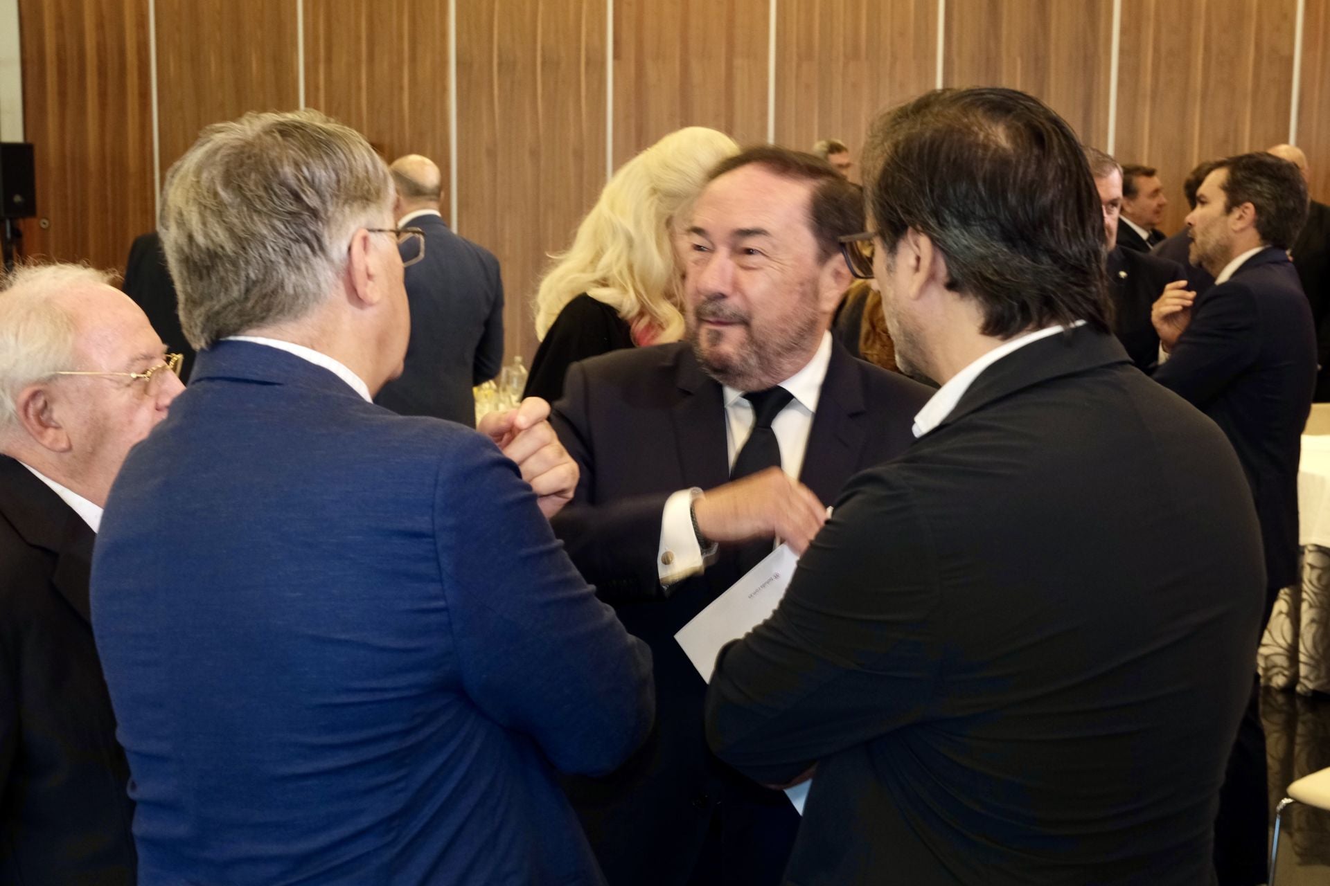 Fotos: Los asistentes a la Mirada Económica de ABC y La Voz con Alfonso Serrat