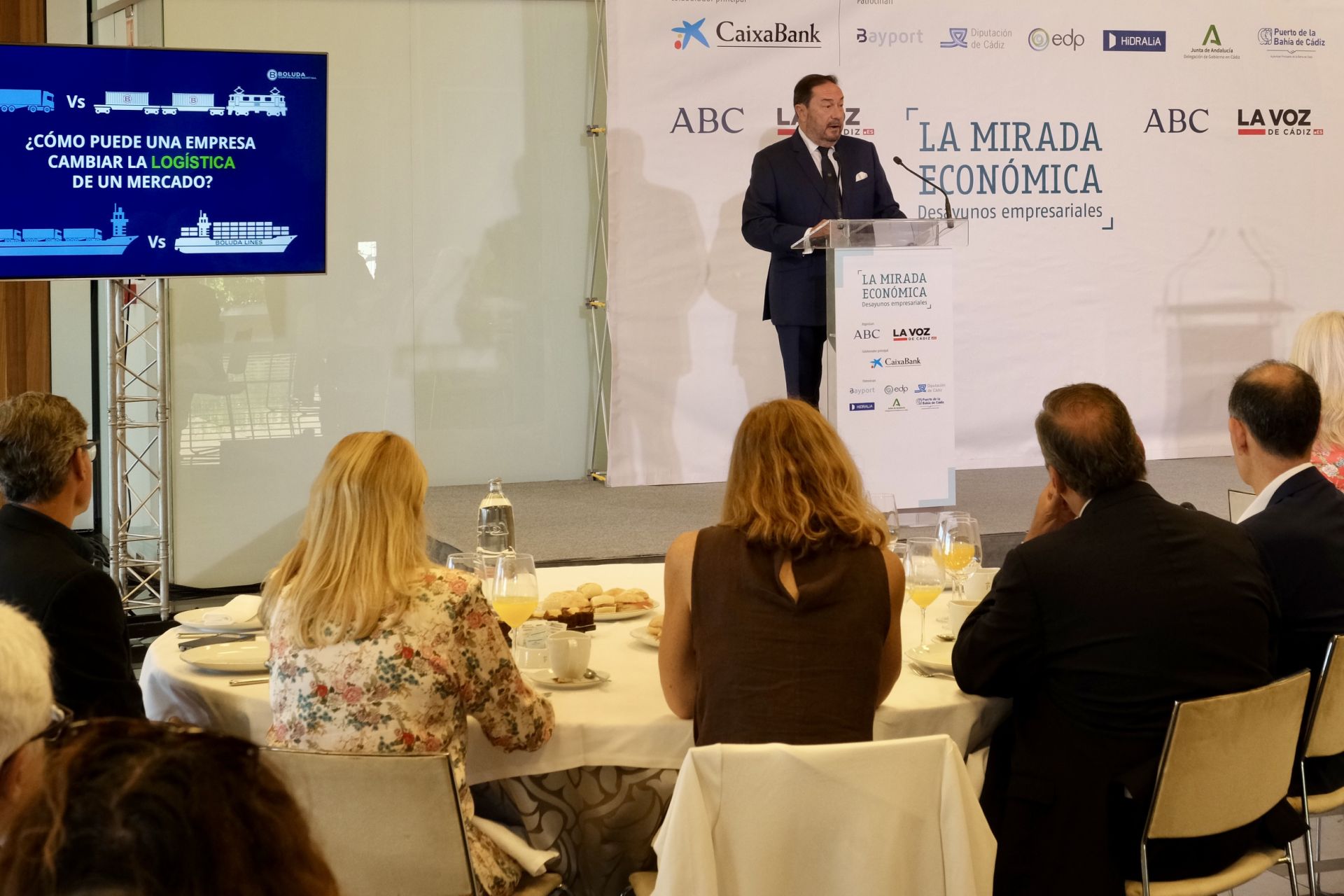 Fotos: Alfonso Serrat, en la Mirada Económica de ABC y La Voz