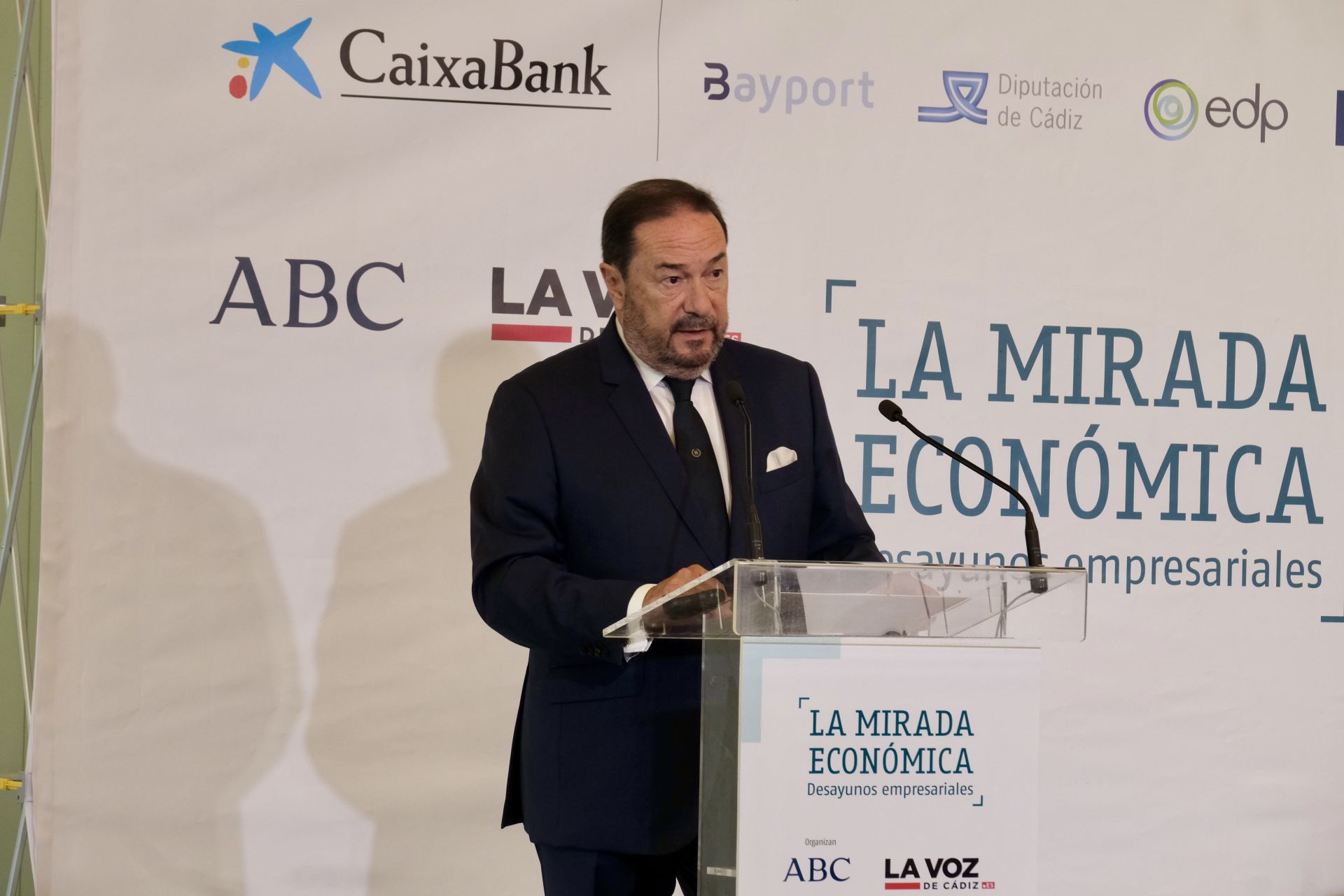 Fotos: Alfonso Serrat, en la Mirada Económica de ABC y La Voz