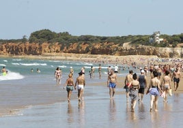 Chiclana se une a Cádiz y activa los lavapiés de sus playas este verano