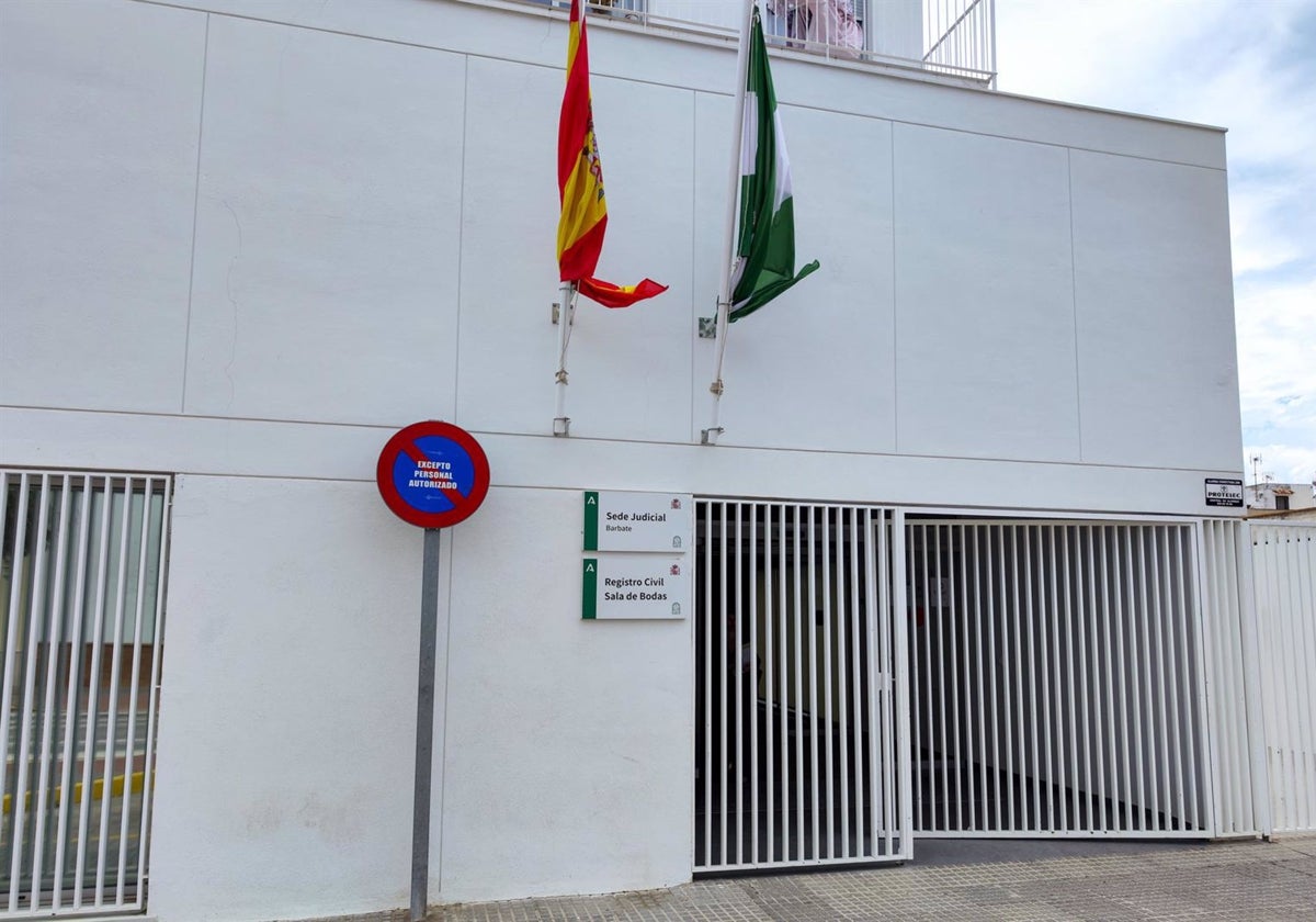 Imagen de la puerta de los juzgados de Barbate