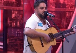 El artista de San Fernando que sorprende con su voz a la cantante Becky G en El Hormiguero