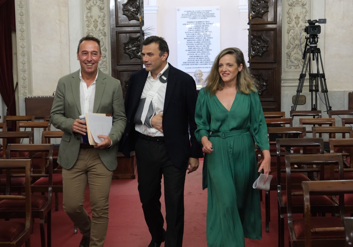 El alcalde entrando este viernes en el Salón de Plenos con sus dos primeros tenientes de alcalde.