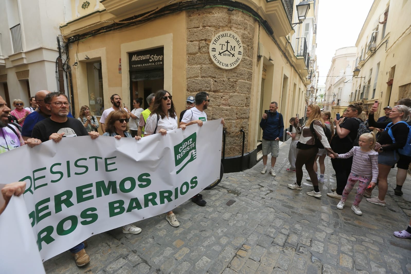 Fotos: Las imágenes de la manifestación en Cádiz contra el exceso turístico