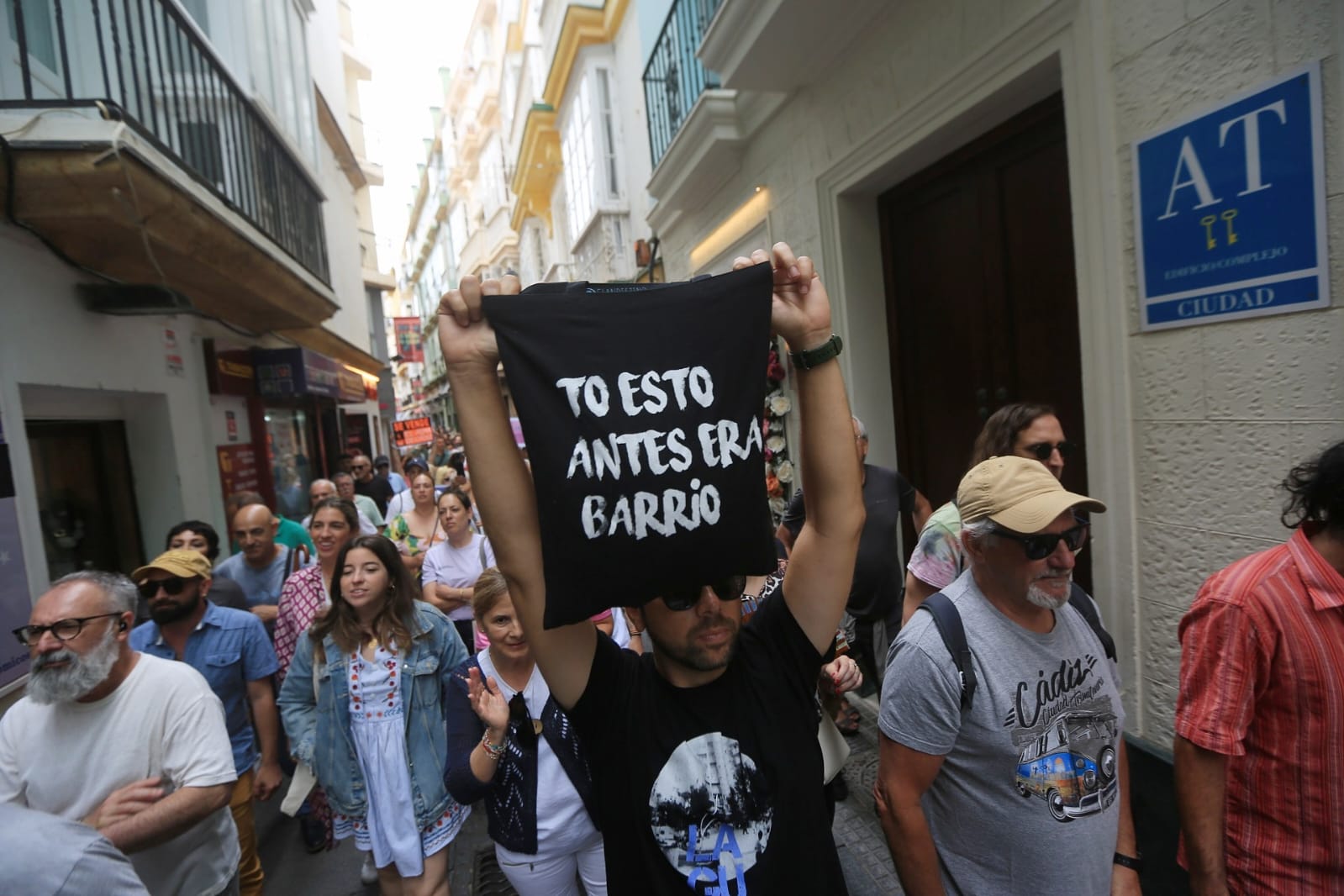 Fotos: Las imágenes de la manifestación en Cádiz contra el exceso turístico