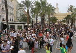 Gritos en Cádiz contra el exceso turístico