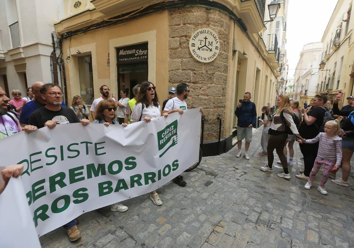 Fotos: Las imágenes de la manifestación en Cádiz contra el exceso turístico