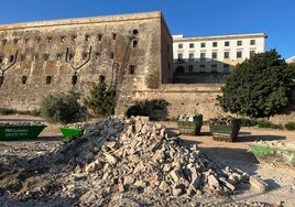 Derribada la vieja caseta sin uso junto a la estación de trenes de Cádiz que fue ocupada por una persona sin hogar