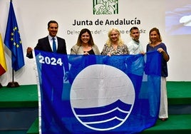 El Ayuntamiento de Conil celebra el izado de Banderas Azules en las Playas de Los Bateles, Fontanilla y Roche