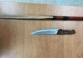 Amenaza a sus vecinos de muerte con un cuchillo enorme y se atrinchera en su casa de El Puerto