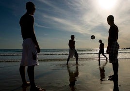 La Policía Local interviene hasta 40 balones por jugar con la pelota en la playa de Cádiz