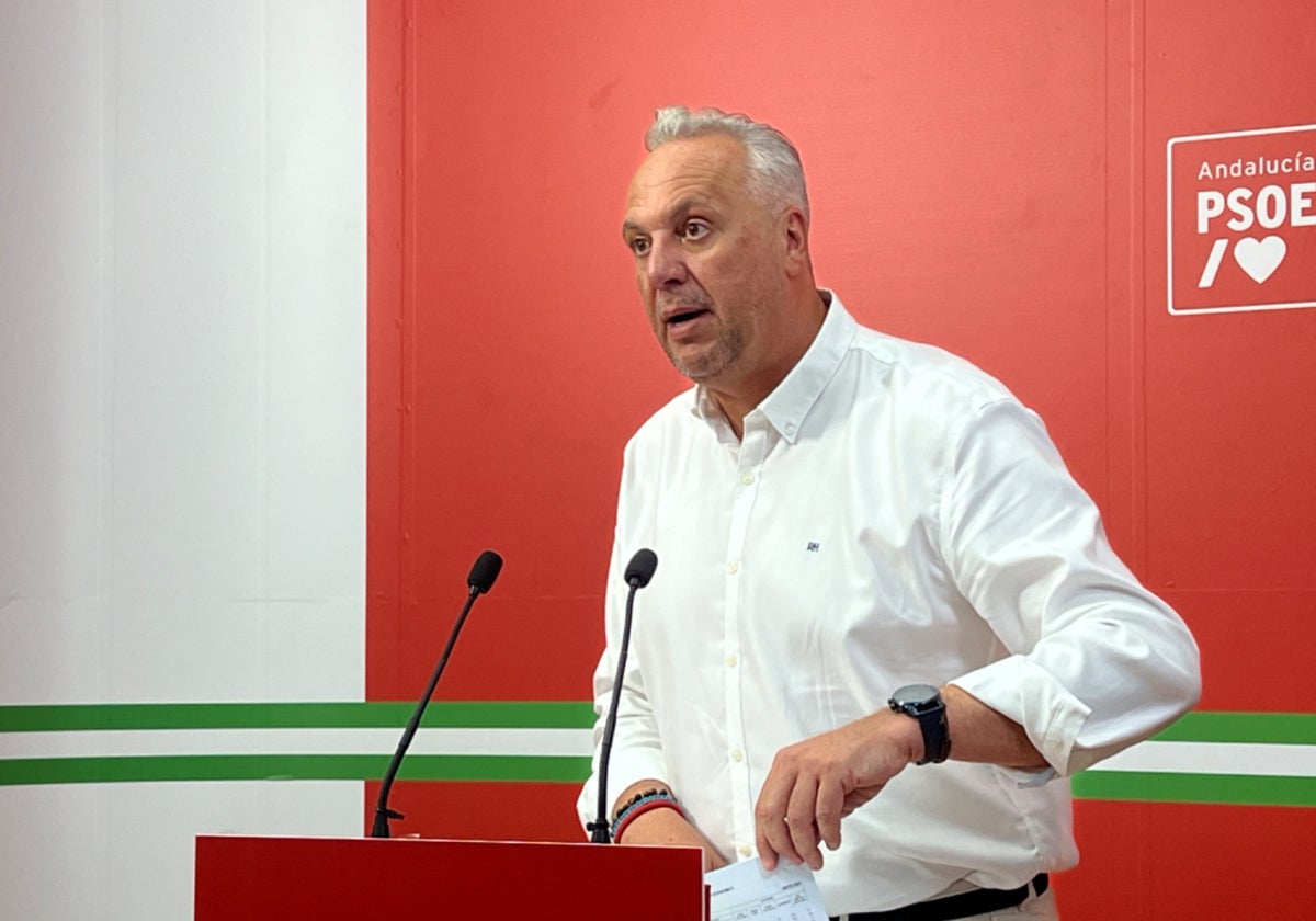 Juan Carlos Ruiz Boix, en la sede provincial del PSOE.