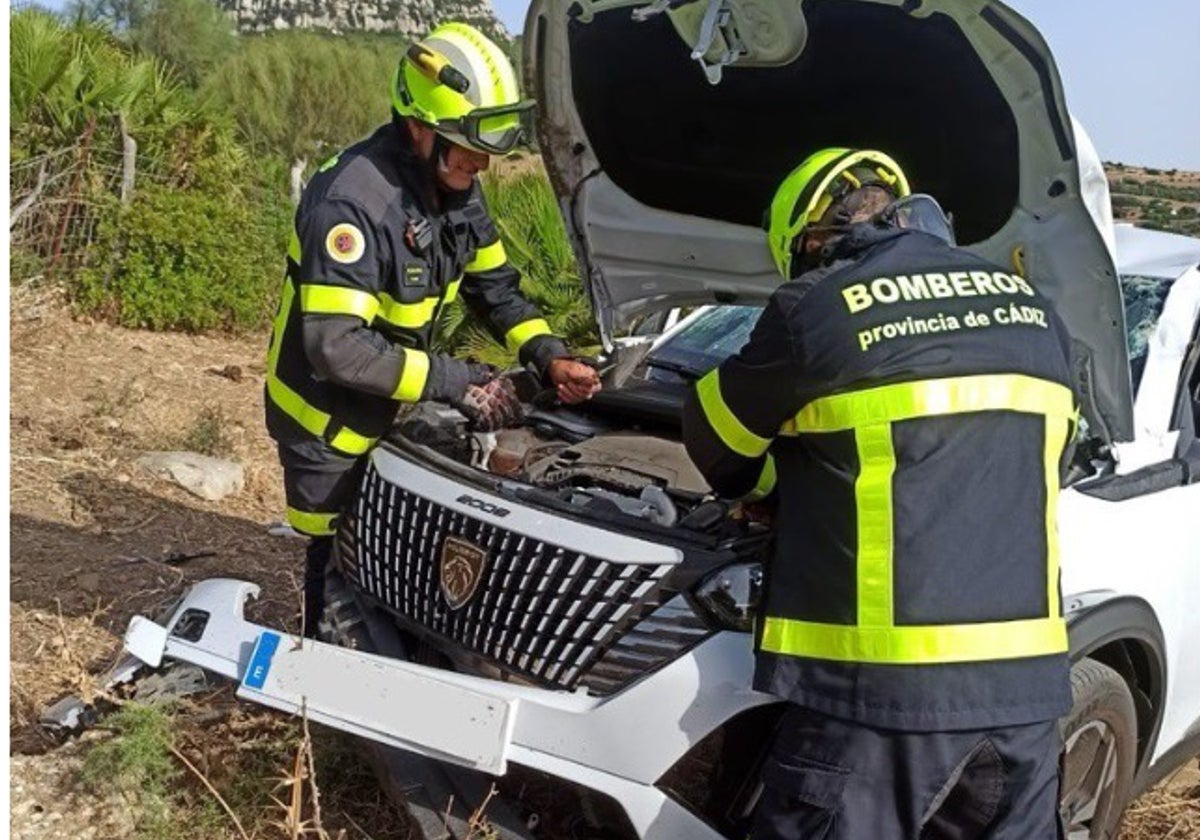 Los bomberos desconectan la batería del coche