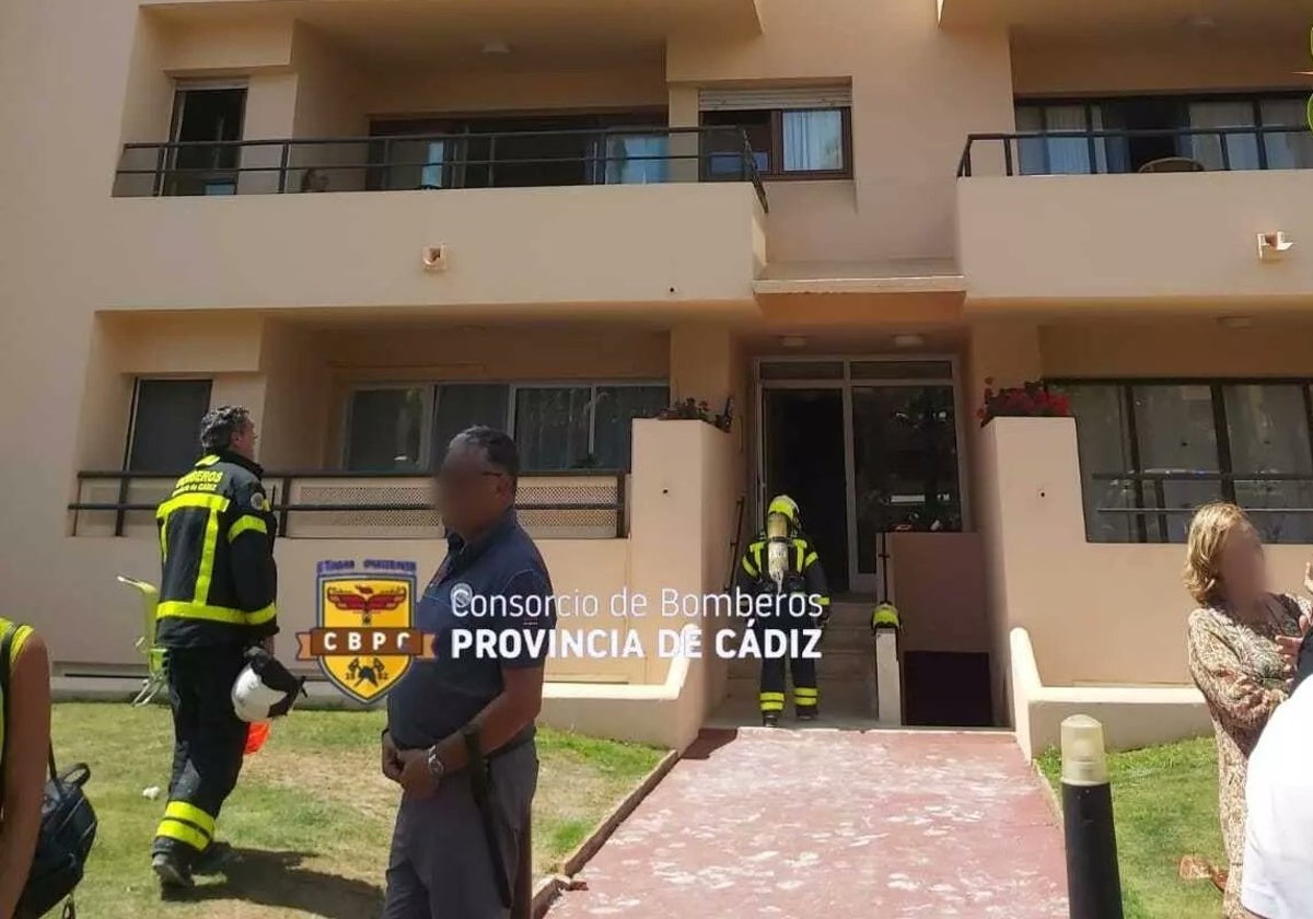 Bomberos y vecinos, a las puertas del edificio afectado