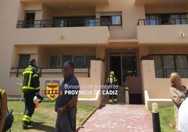 Evacuación de varios vecinos por un incendio en una vivienda en Sotogrande