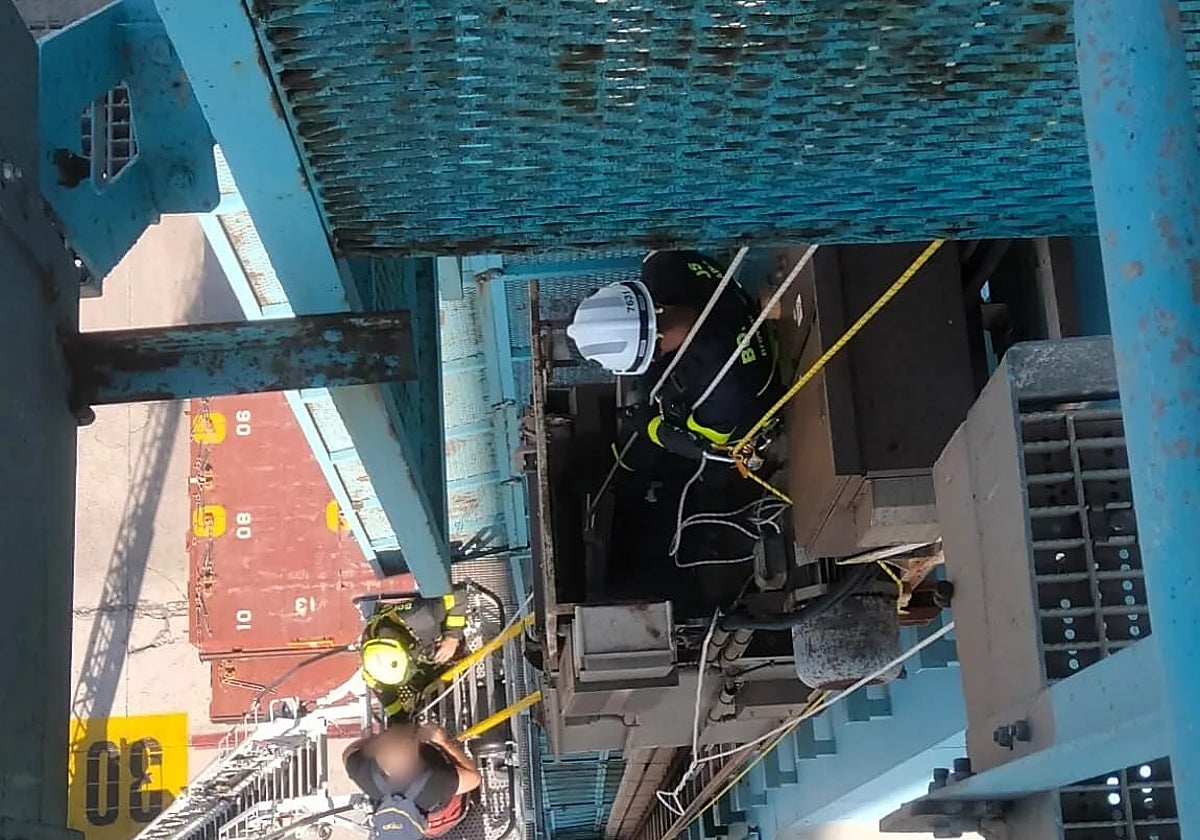 Rescatado un trabajador atrapado en un ascenso a 35 metros de altura en Algeciras