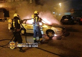Un coche arde en plena calle en Cádiz durante la madrugada