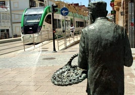 El Trambahía refuerza su servicio con ocho trenes especiales con motivo de la Feria de San Fernando