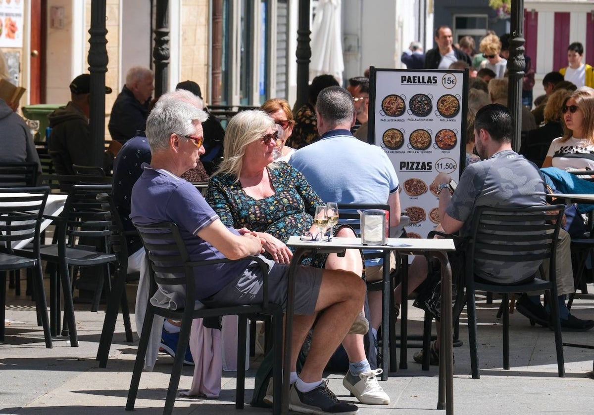 Dos extranjeros disfrutan de una terraza en Cádiz