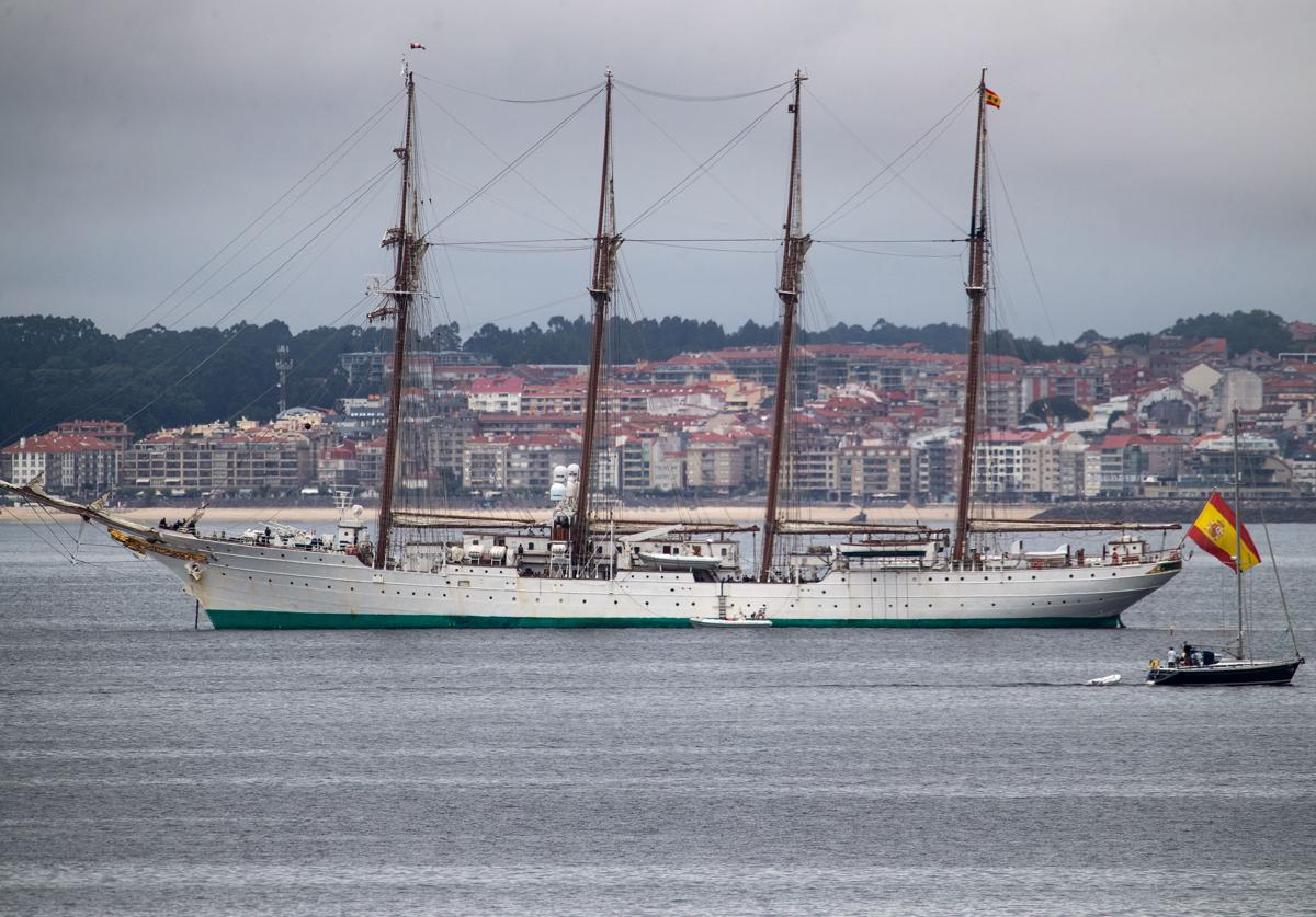 El buque Juan Sebastián de Elcano en la ría de Pontevedra para cerrar su crucero de instrucción.