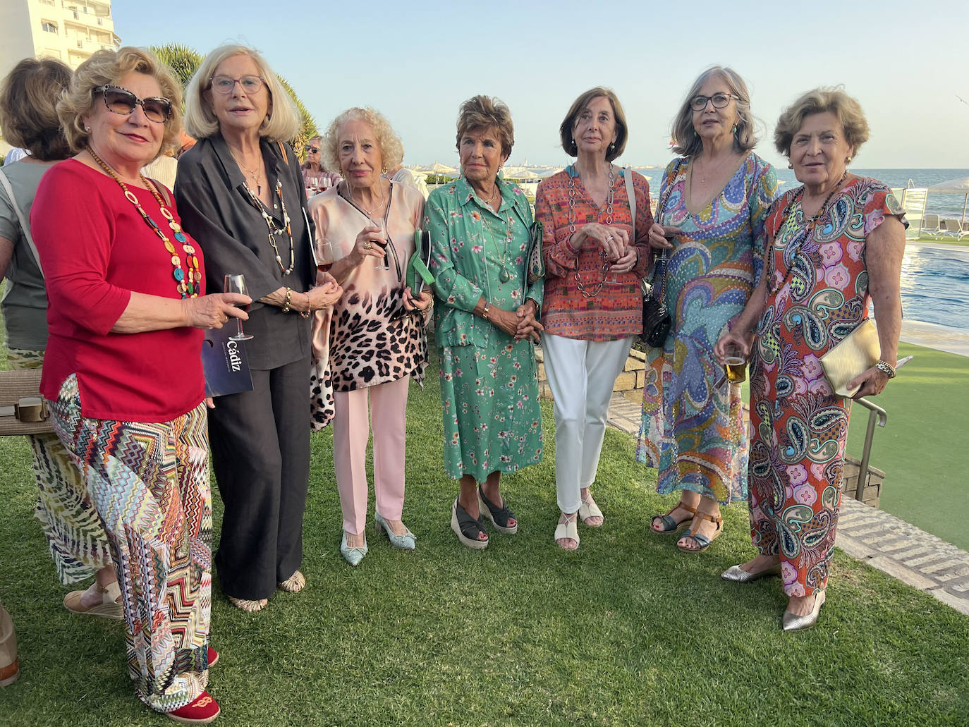 Marite Macías, Begoña Calleja, Elena Langa, Mariti Llorente, Manuela y Sol Calleja y Montse Zaldívar