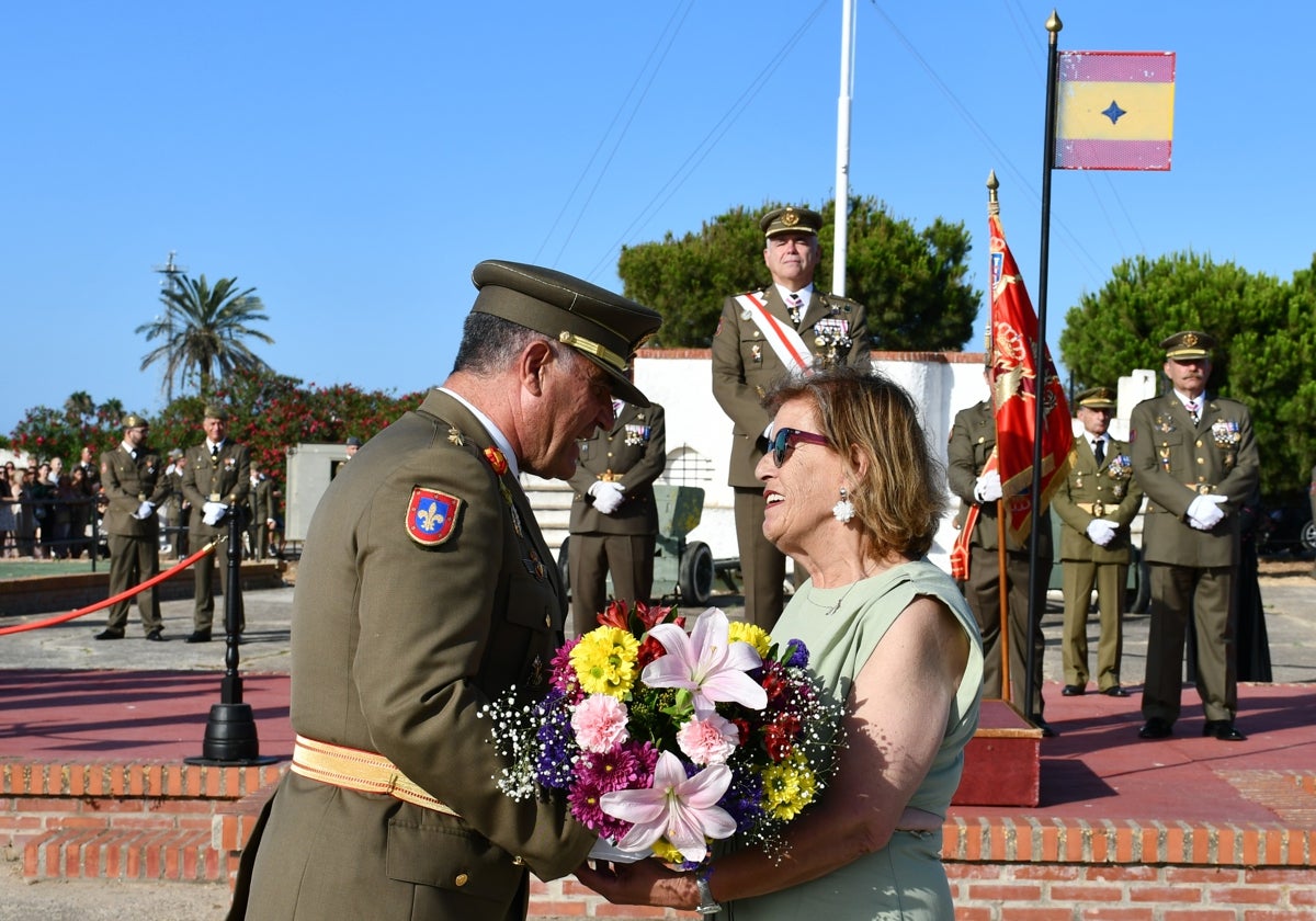 El coronel director del centro, Pablo Delgado, entregó un ramo de flores a la madre de uno de los alumnos