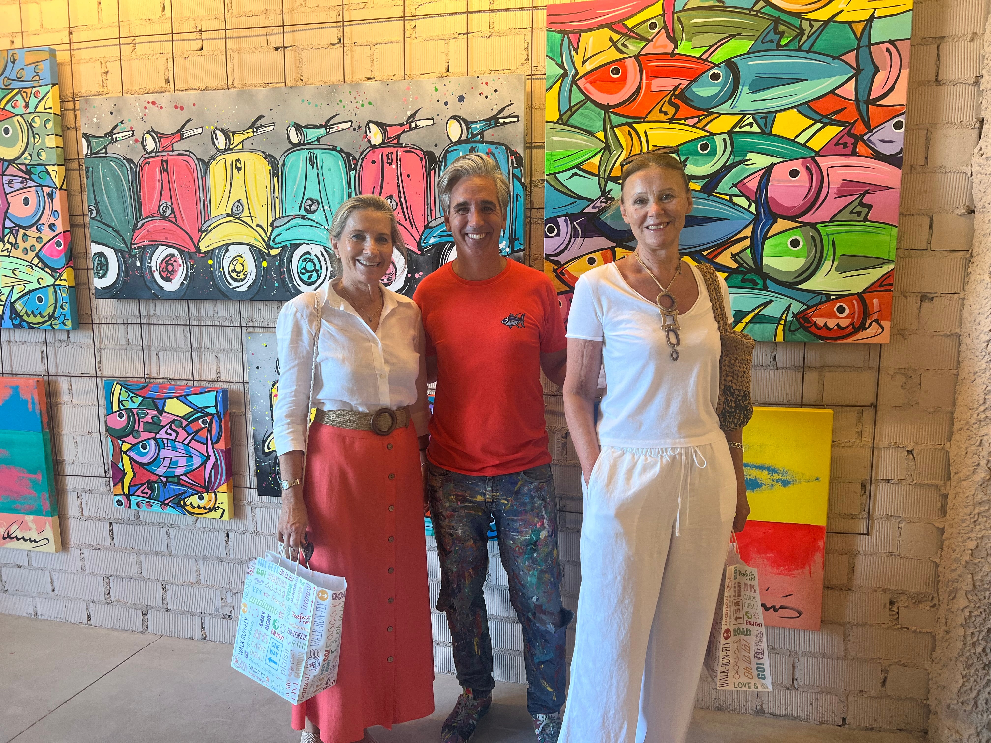 Mila Ramírez, el pintor Fernando Quirós y Charo Ramírez.
