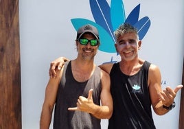 Hugo Silva practica surf en esta playa virgen de Cádiz